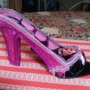 👠 Giant metal shoe.👡